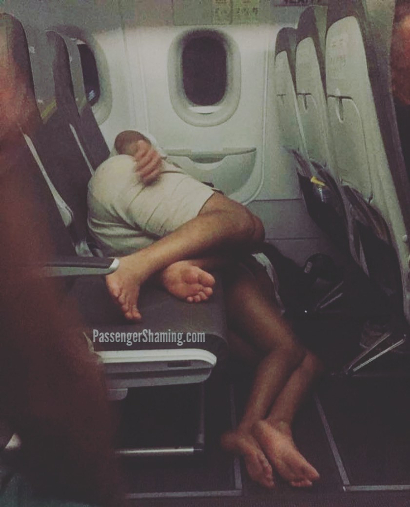 Люди спят в самолете